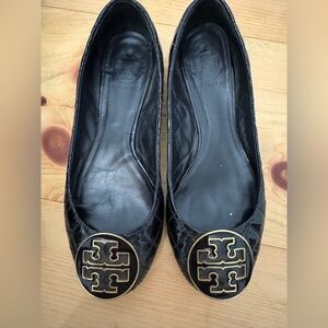 Tory Burch Women’s Quinn Quilted Patent Leather Gold Logo Black Ballet Flats 8M